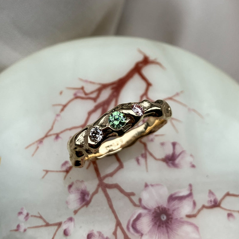 Atlas ring i 14 karat guld med grøn, pink og champagnefarvede diamanter