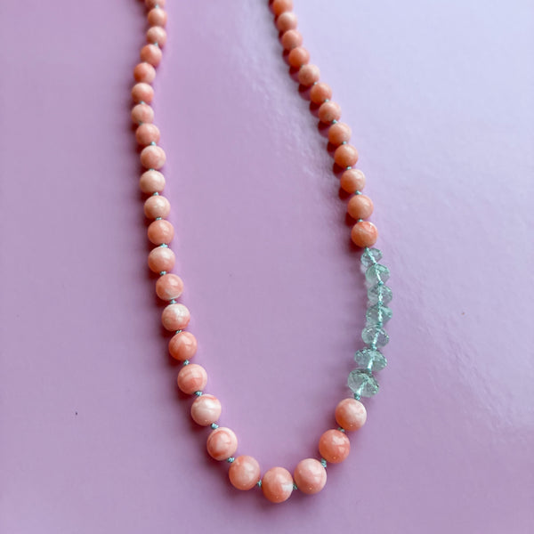 Colour Drop perlecollier med lås i 14 karat guld, lyserøde koraller facetterede aquamariner