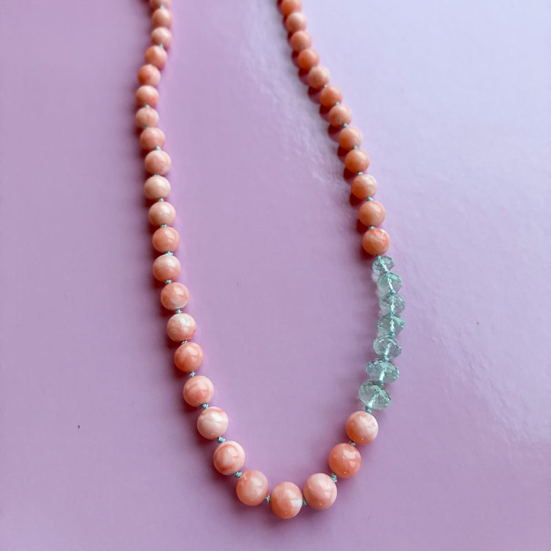 Colour Drop perlecollier med lås i 14 karat guld, lyserøde koraller facetterede aquamariner