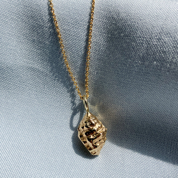 Kendwa konkylievedhæng i 14 karat guld