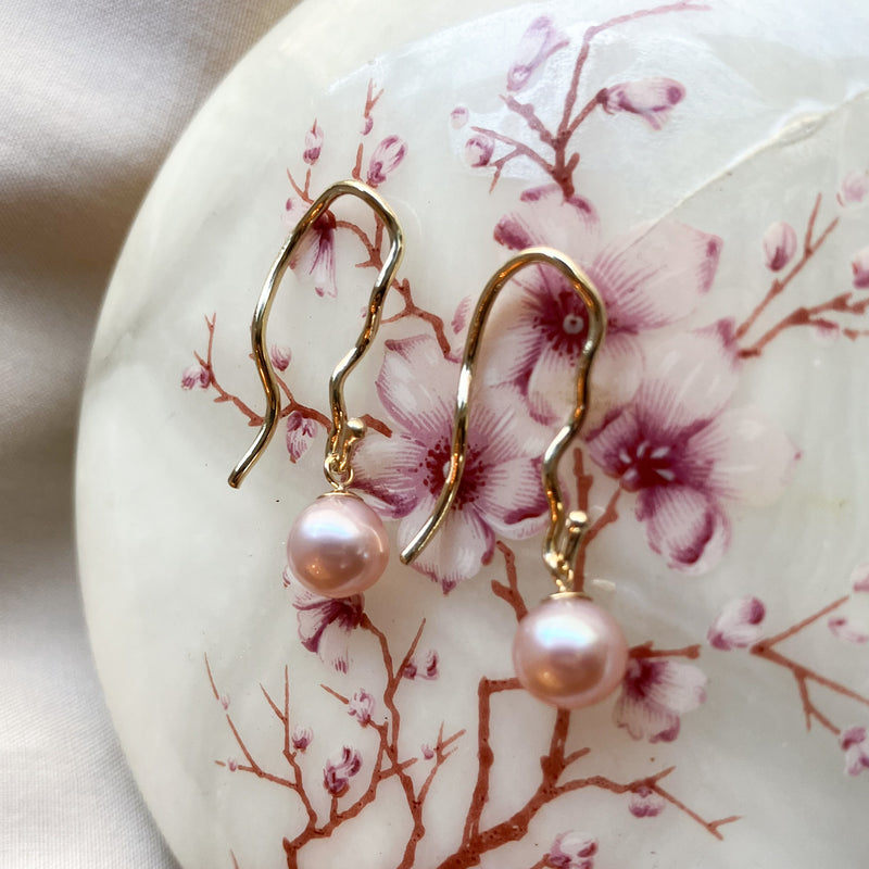 Skifteørebøjler i 14 karat guld med lyserøde ferskvandsperlevedhæng