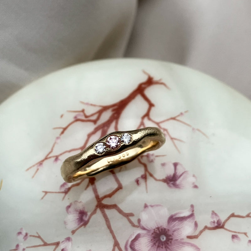 Galatea organisk ring i 14 karat guld med pink og champagnediamanter