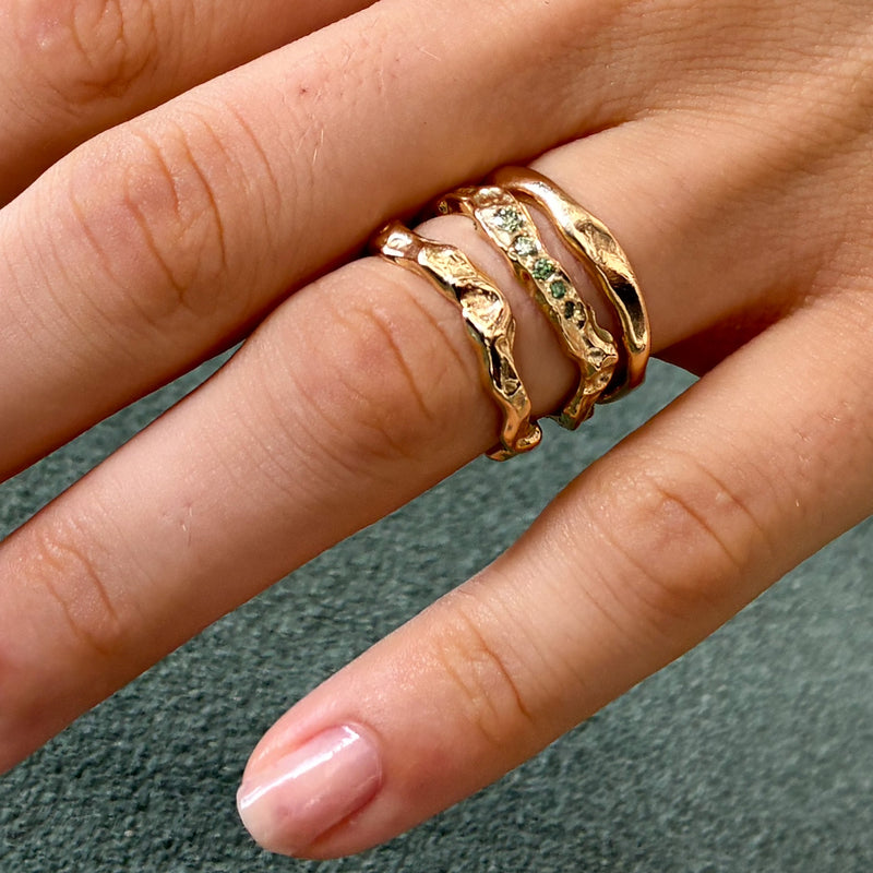 Thalassa organisk ring i 14 karat guld med 0,12 ct grønne diamanter