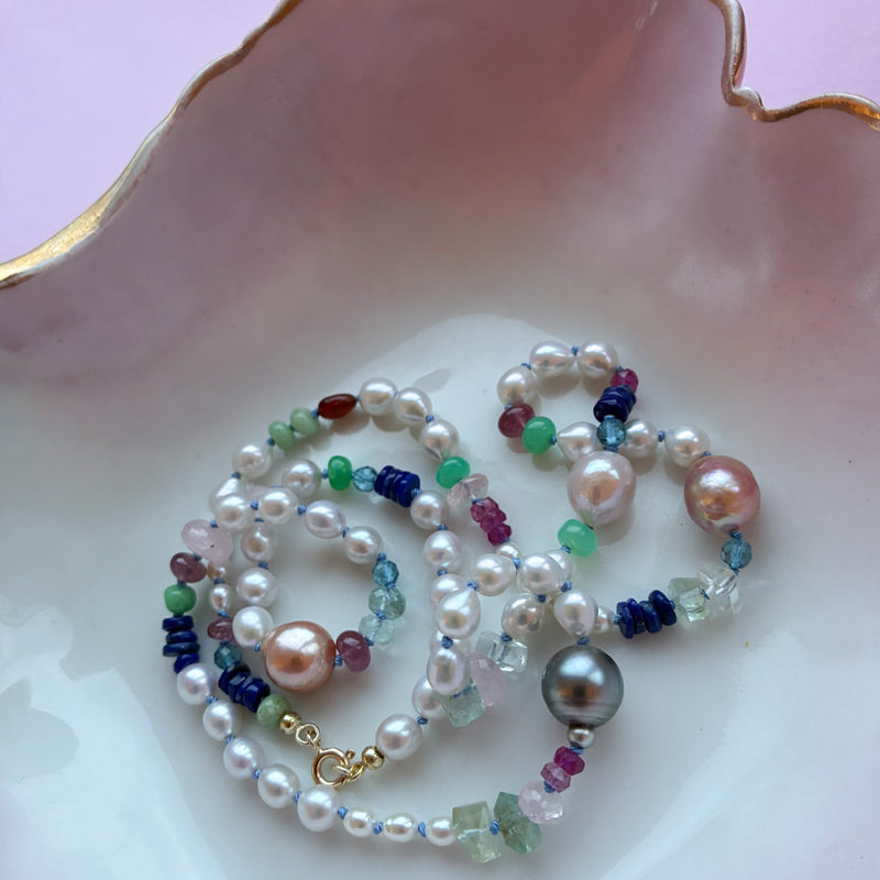 Colour Drop perlecollier med lås i 14 karat guld, ferskvandsperler, tahitiperle og farvede ædelstene