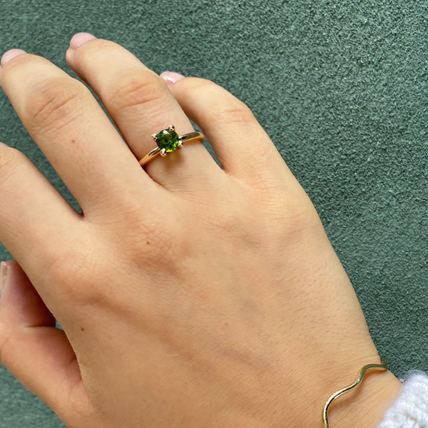 Solitairering i 14 karat guld med en grøn turmalin på 0,90 ct