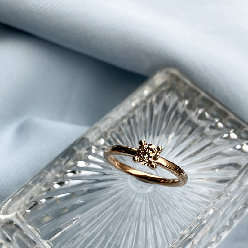 Solitairering i 14 karat guld med en 0,60 ct champagnediamant