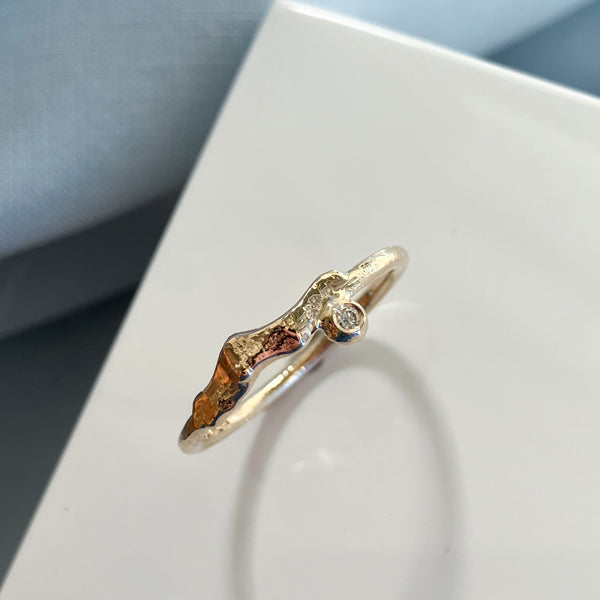 Thetys ring i 14 karat guld med en 0,02 ct champagnefarvet diamant