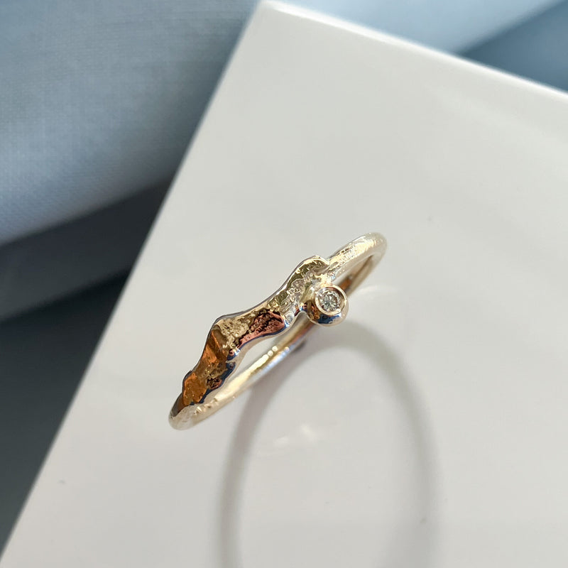 Thetys ring i 14 karat guld med en 0,02 ct champagnefarvet diamant
