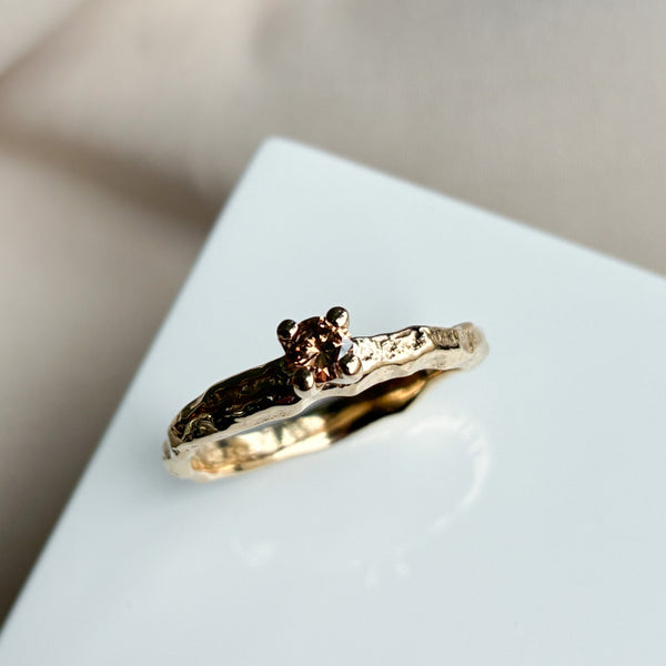 Solitairering i 14 karat guld med en 0,15 ct mørk champagnediamant