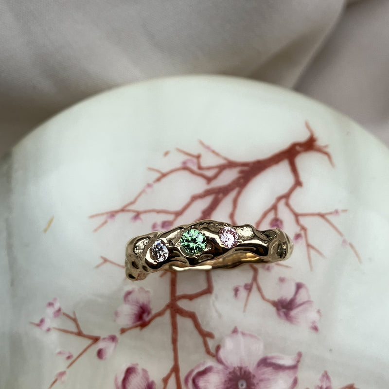 Atlas ring i 14 karat guld med grøn, pink og champagnefarvede diamanter