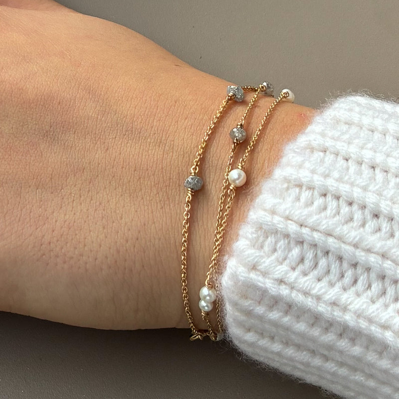 Colour Drop armbånd i 14 karat guld med 8 hvide ferskvandsperler