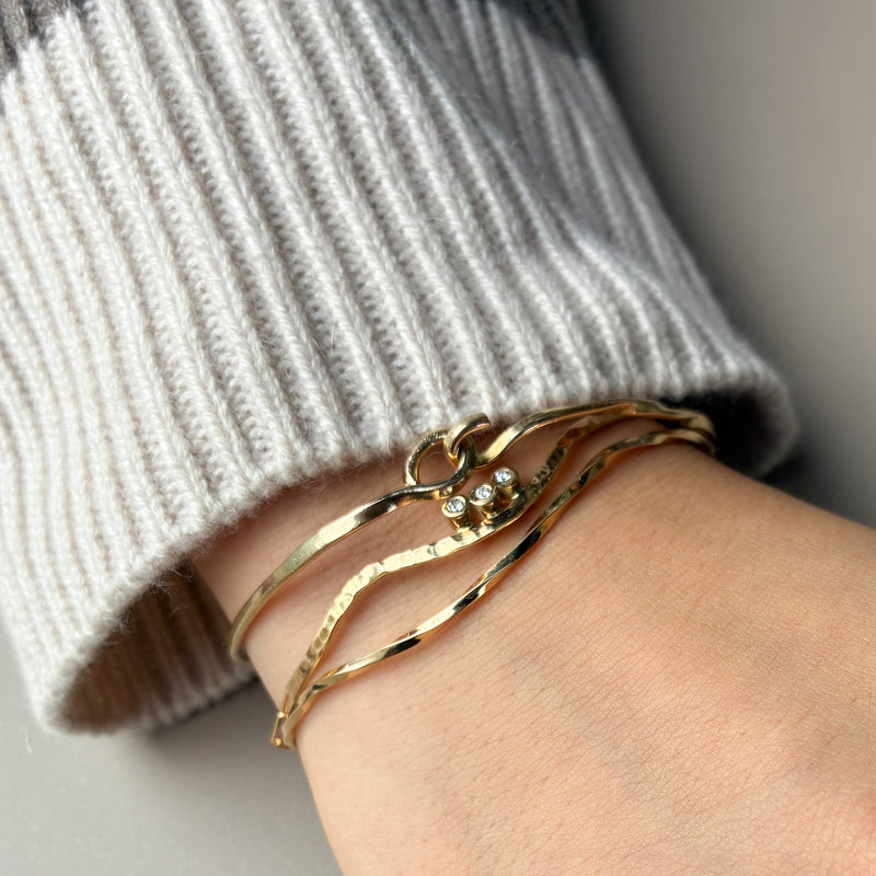Curve organisk armbånd i 14 karat guld