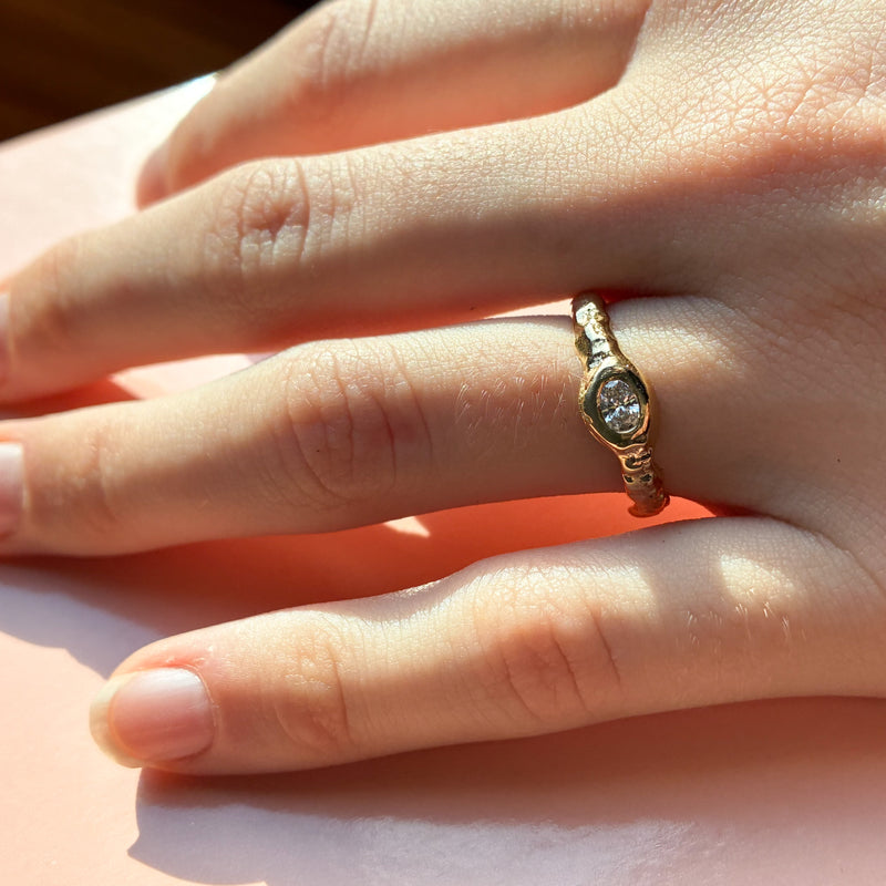 Astra organisk ring i 14 karat guld med en 0,15 ct tw/vvs oval diamant