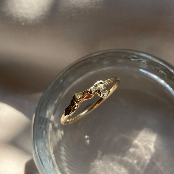 Thetys ring i 14 karat guld med en 0,02 ct champagnefarvet diamant