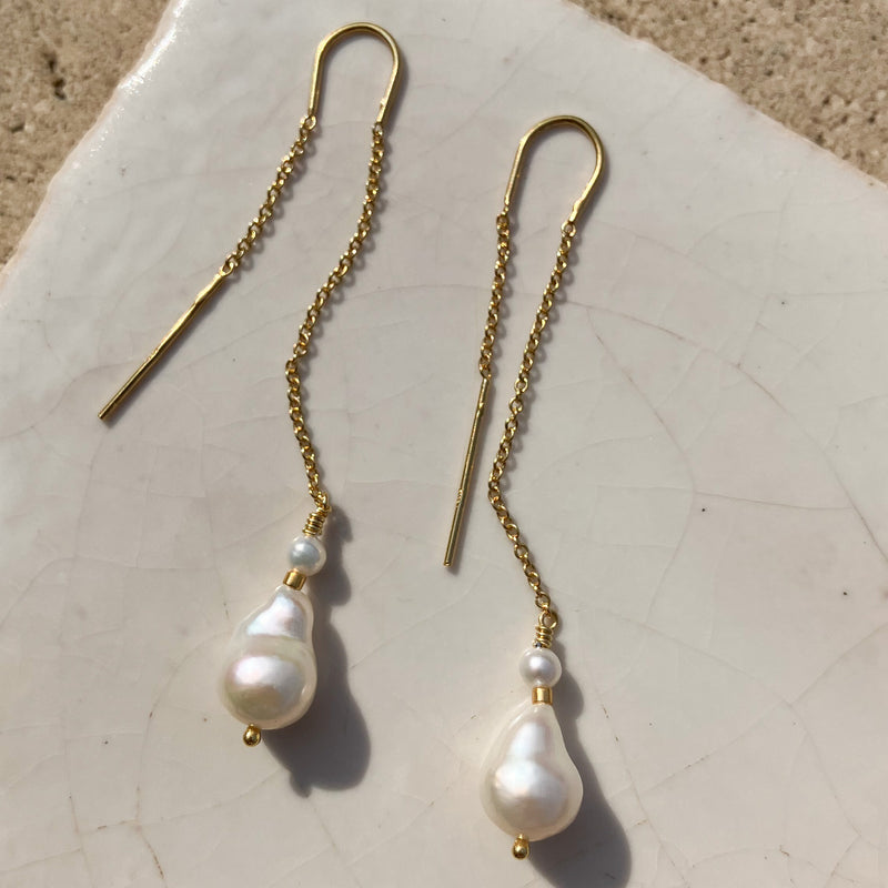 Norma kædeøreringe i forgyldt sølv med hvide ferskvandsperler