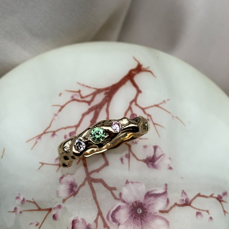 Atlas ring i 14 karat guld med grøn, pink og champagnefarvede diamanter