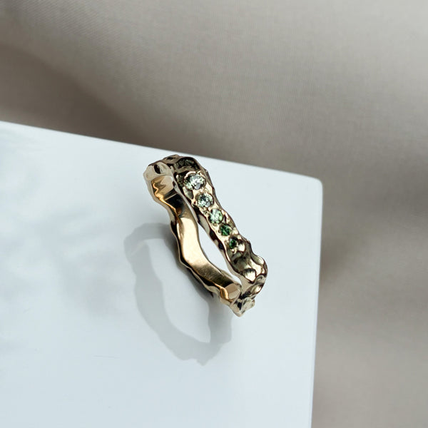 Thalassa ring i 14 karat guld med 0,12 ct grønne diamanter