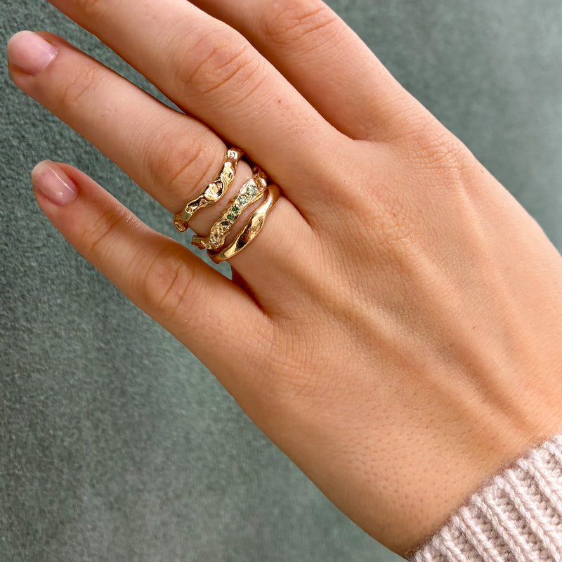 Thalassa organisk ring i 14 karat guld med 0,12 ct grønne diamanter