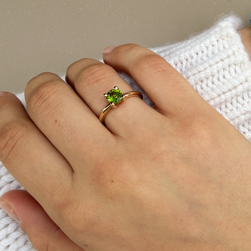 Solitairering i 14 karat guld med en grøn turmalin på 0,90 ct