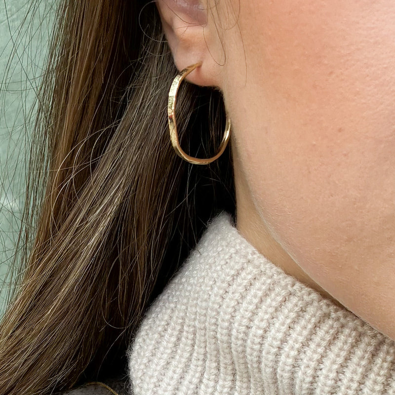 Karla hammerslåede hoops i 14 karat guld