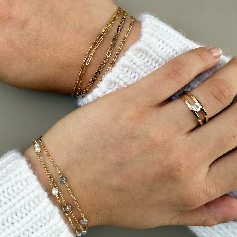 Colour Drop armbånd i 14 karat guld med 8 hvide ferskvandsperler