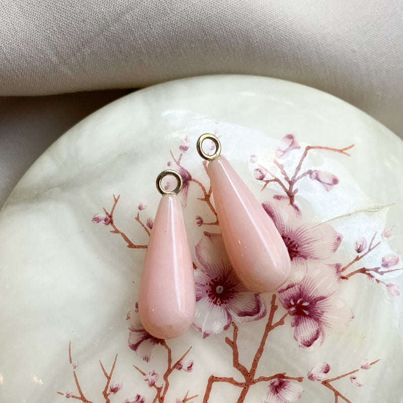 Spiralørebøjler i 14 karat guld med pink koralvedhæng