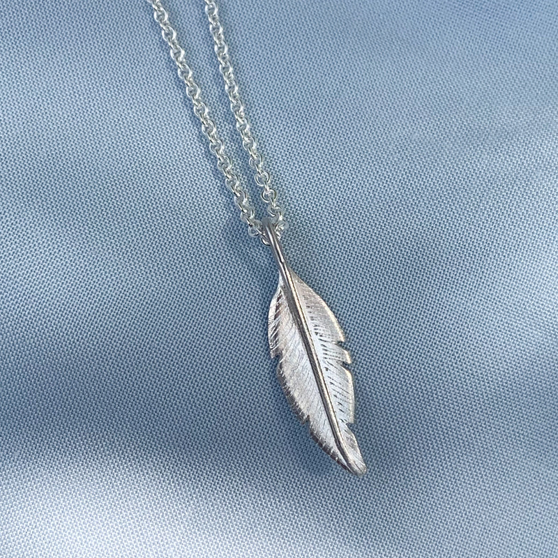 Feather vedhæng i sølv