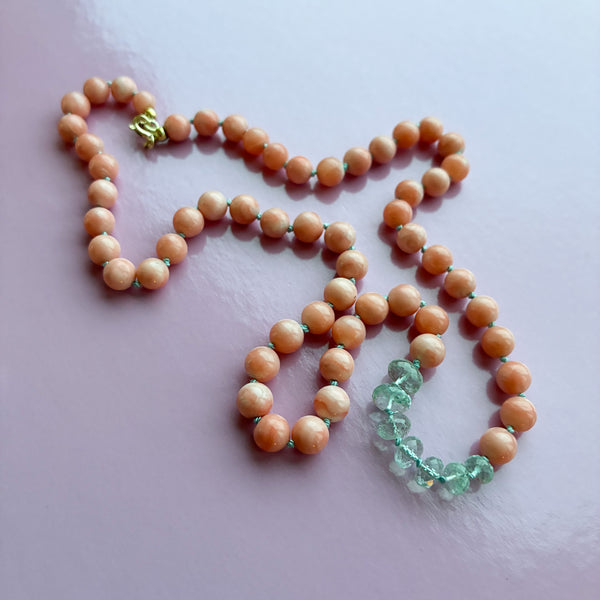Colour Drop perlecollier med lås i 14 karat guld, lyserøde koraller facetterede aquamariner