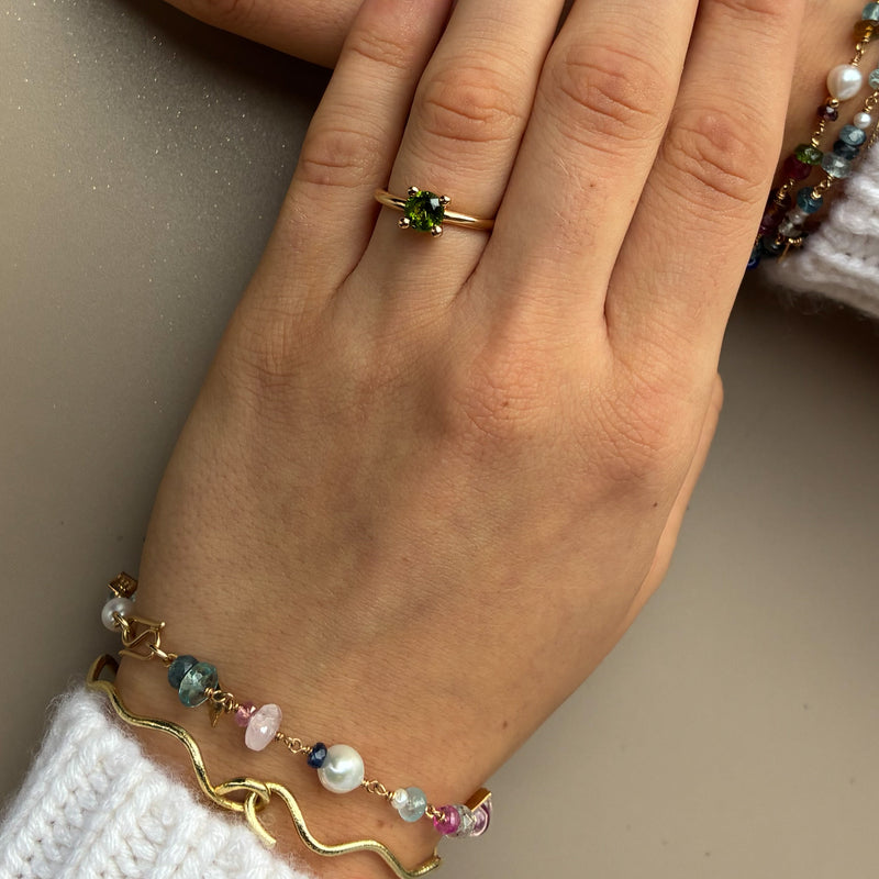 Solitairering i 14 karat guld med en grøn turmalin på 0,90 ct