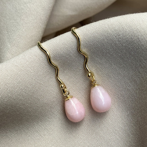 Skifteørebøjler i 14 karat guld med pink koralvedhæng