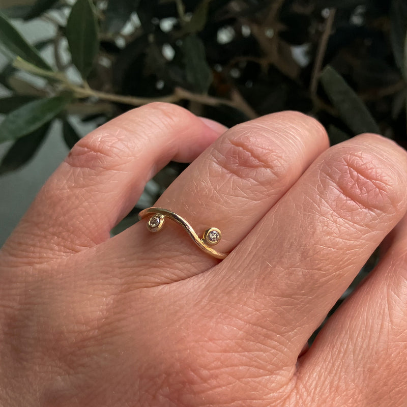 Curve ring med 2 champagne diamanter 14 karat guld