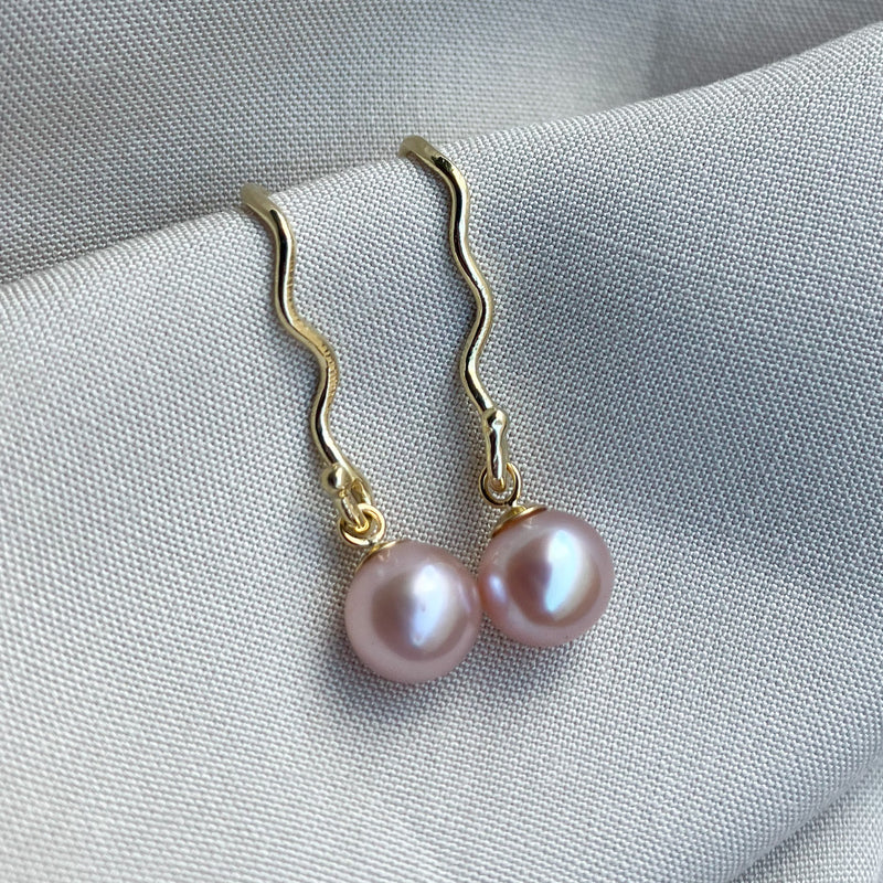 Skifteørebøjler i 14 karat guld med lyserøde ferskvandsperlevedhæng