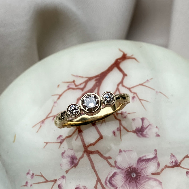 Merkur trestensring i 14 karat guld med 0,42 ct champagnefarvede diamanter