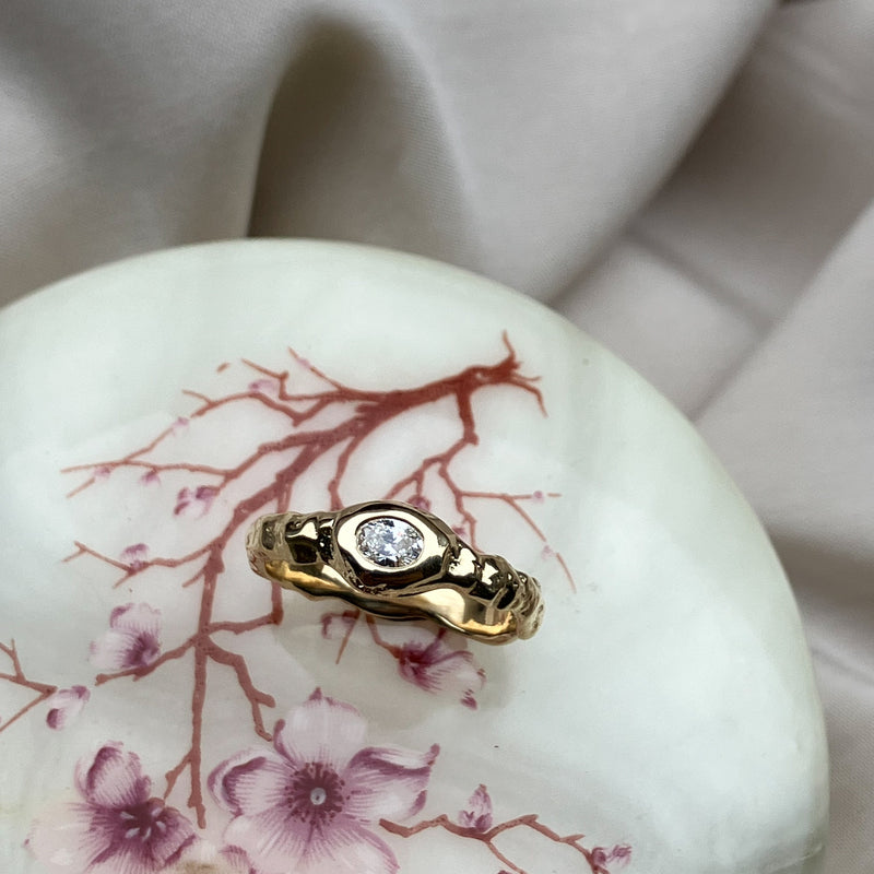 Astra organisk ring i 14 karat guld med en 0,15 ct tw/vvs oval diamant