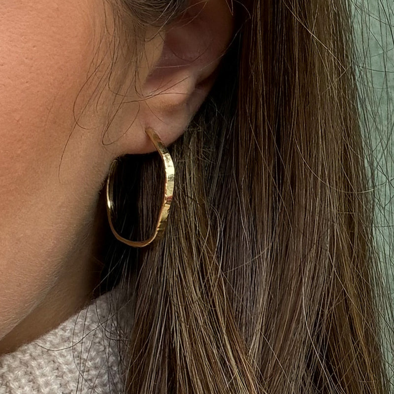 Karla hammerslåede hoops i 14 karat guld