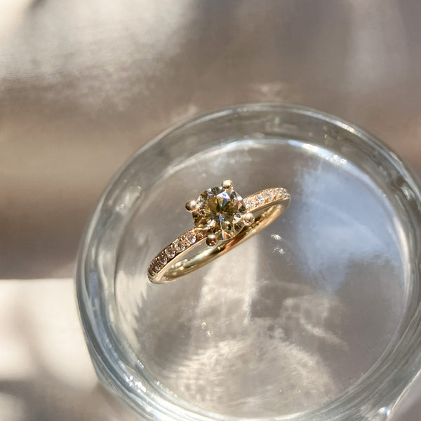 Klassisk prinsessering med i alt 1 ct champagne og hvide diamanter