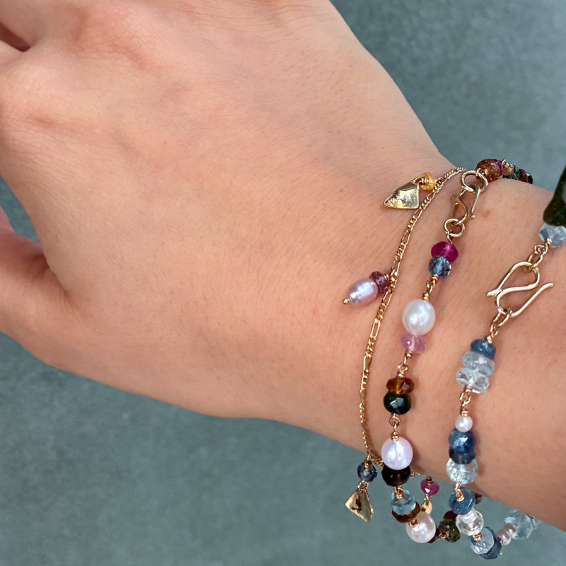 Esmeralda charmsarmbånd i 14 karat guld med safirer