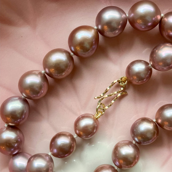 Perlecollier med lyserøde ferskvandsperler og twisted S-lås i 14 karat guld