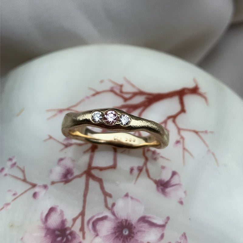 Galatea organisk ring i 14 karat guld med pink og champagnediamanter