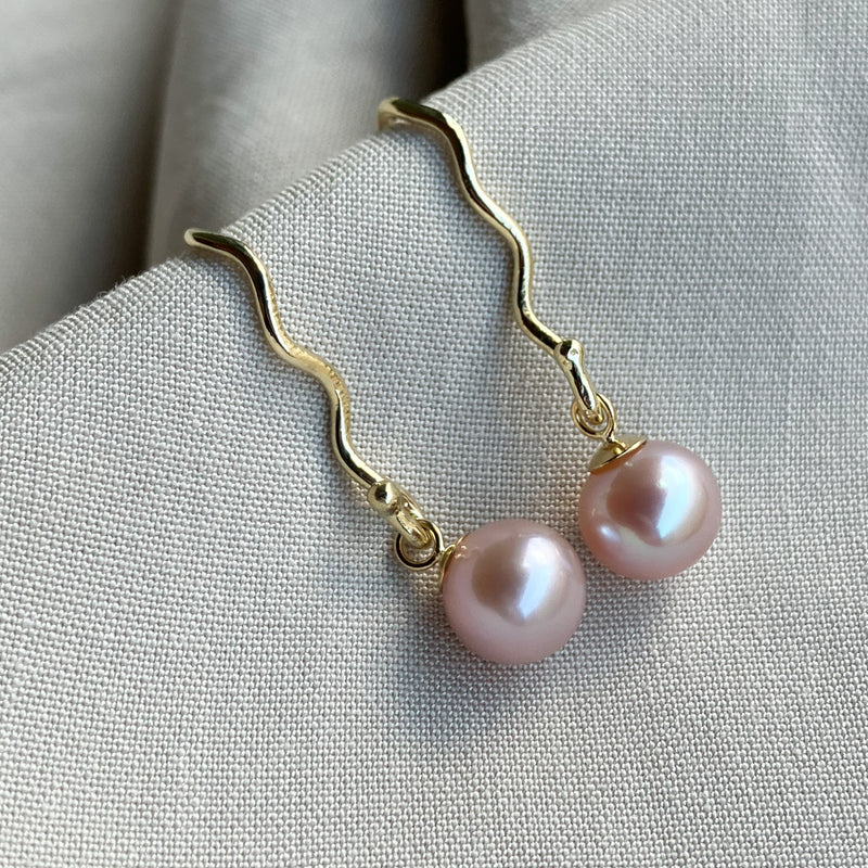Skifteørebøjler i 14 karat guld med lyserøde ferskvandsperlevedhæng