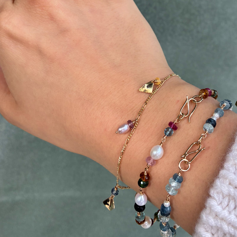 Esmeralda charmsarmbånd i 14 karat guld med safirer