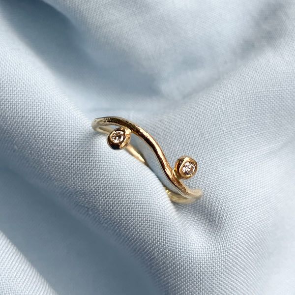 Curve ring med 2 champagne diamanter 14 karat guld