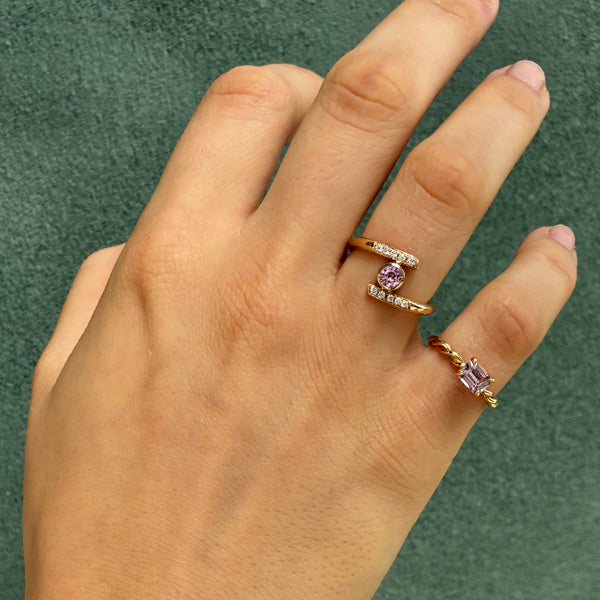 Dobbeltring i 14 karat guldring med en lyserød safir og 0,10 ct tw/vs diamanter