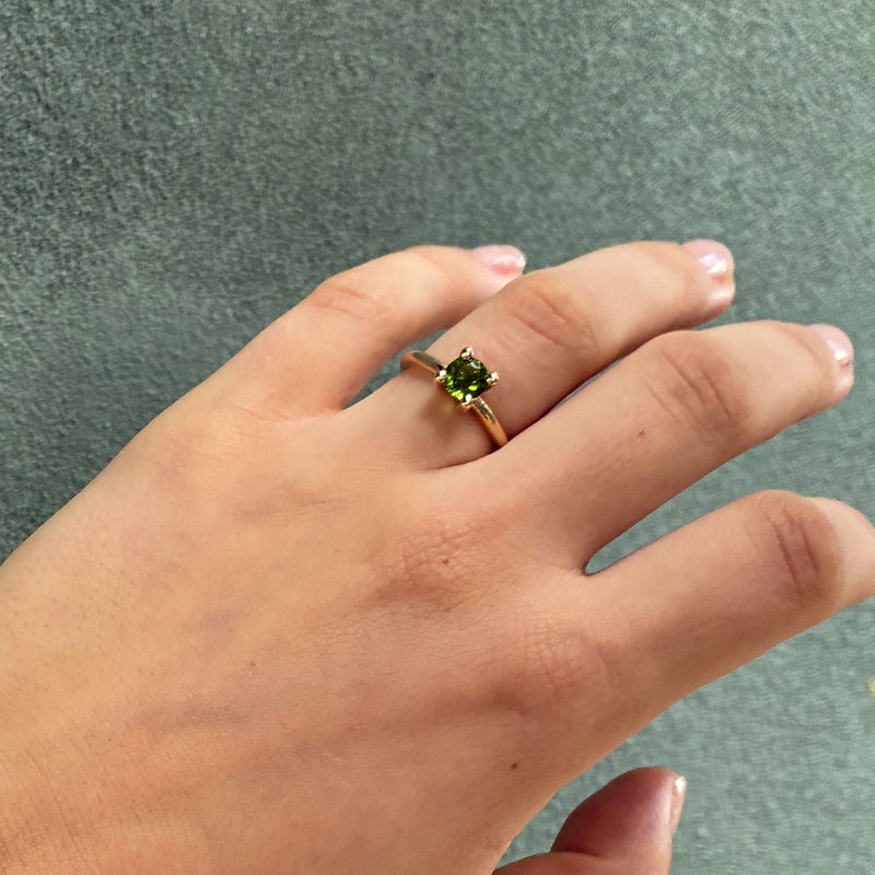 Solitairering i 14 karat guld med en grøn turmalin på 0,90 ct