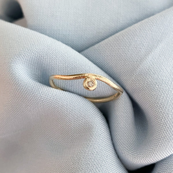 Curve ring med en 0,02 ct champagne diamant 14 karat guld