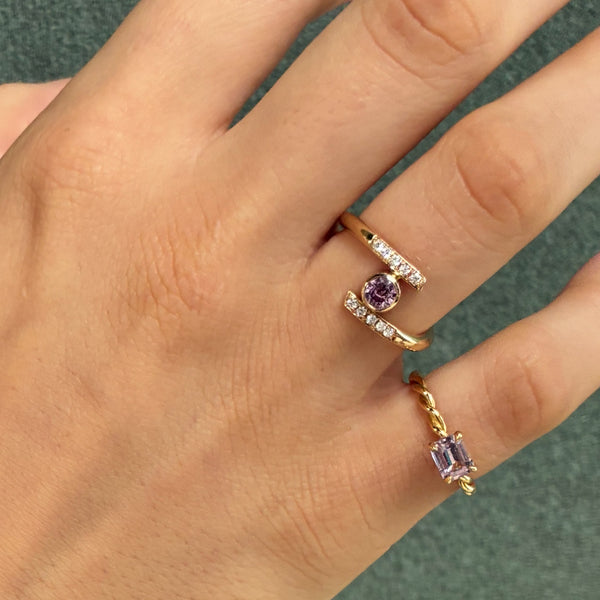 Dobbeltring i 14 karat guldring med en lyserød safir og 0,10 ct tw/vs diamanter