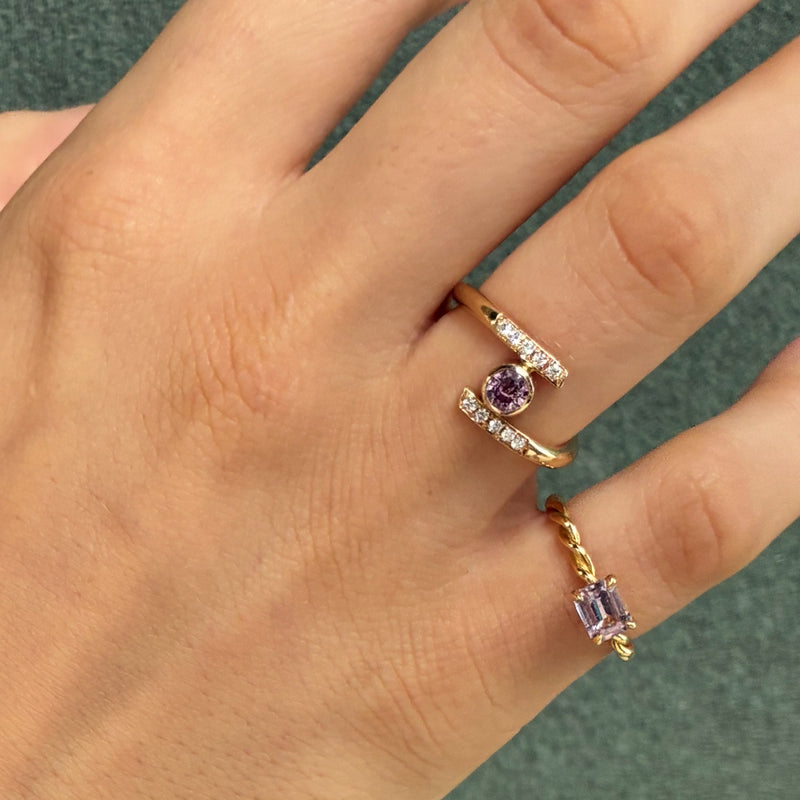 Dobbeltring i 14 karat guldring med en lyserød safir og 0,10 ct tw/vs diamanter