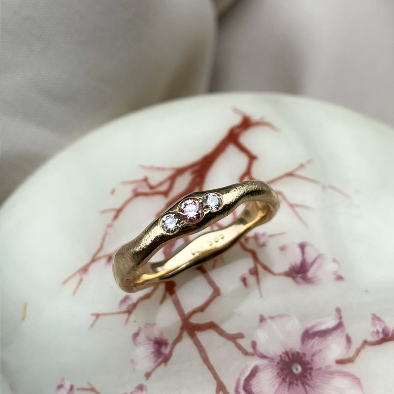 Galatea organisk ring i 14 karat guld med pink og champagnediamanter