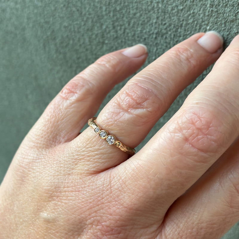 Merkur trestensring i 14 karat guld med 0,10 ct tw/vs diamanter