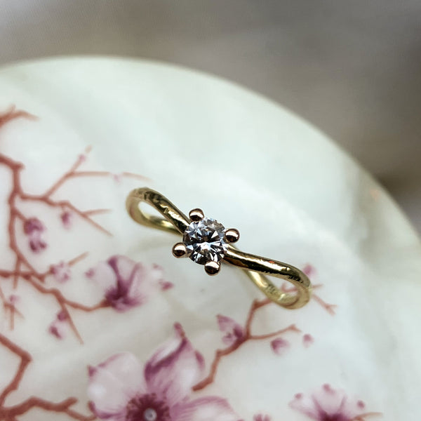 Organisk buet ring i 14 karat guld med champagne diamant med matteret overflade